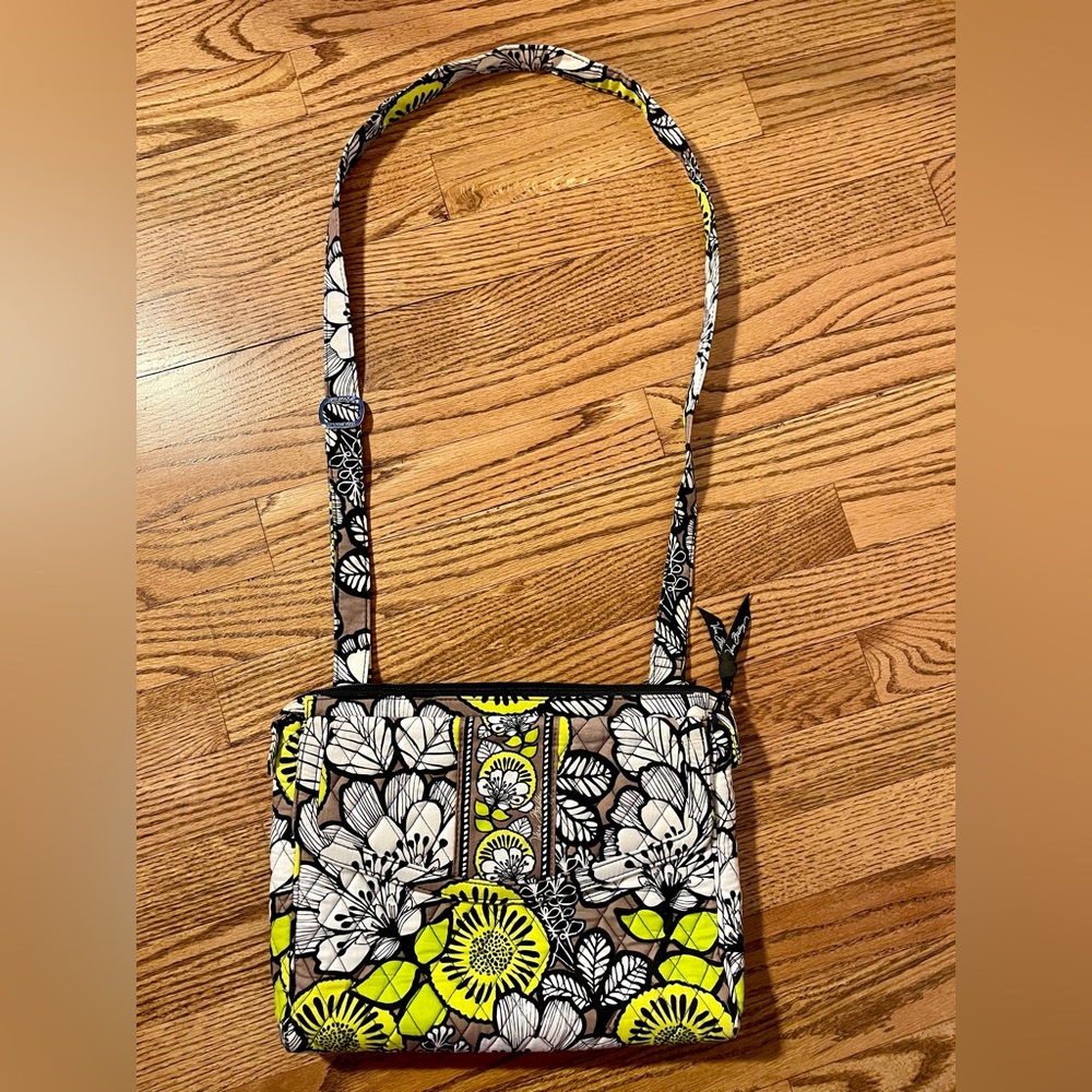 Vera Bradley Tablet Hipster Citron 10x12x2”
Lime Black White Floral Cross Body